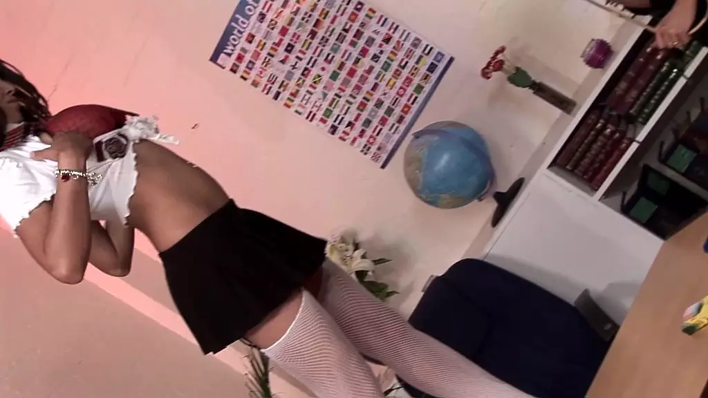 Анна Ловато демонстрирует своим ученикам, как трахать пизду дилдо