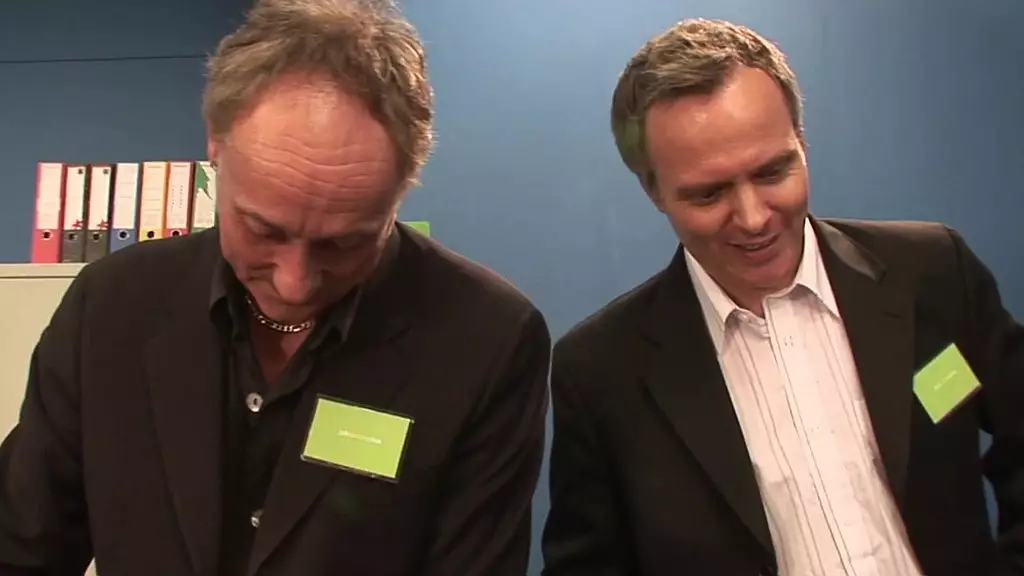 ольга приходит на работу и в итоге трахается с тремя парнями и занимается анальным сексом