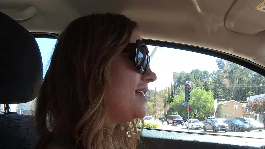 возбужденная брюнетка затыкает свою задницу и трахает свою киску дилдо