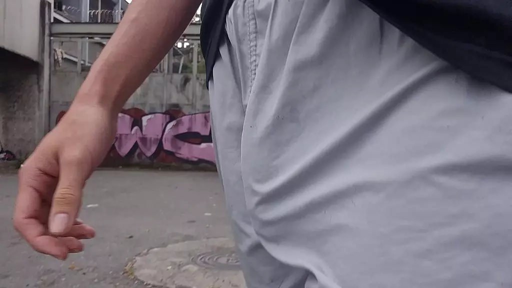 выставляется напоказ на улице, а я мастурбирую в автобусе