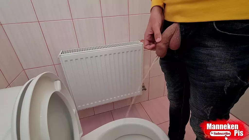 парень писает в общественном туалете и делает селфи