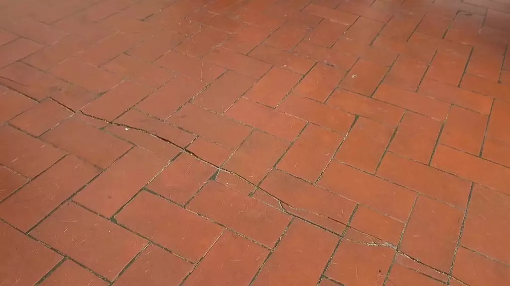 a amiga sapatao da minha mulher estava lavando a louca em casa de saia fiquei com tesao puxei pro lado e meti muito nela