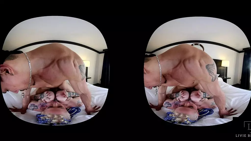 мой любовник-латиноамериканец срывает с меня одежду, чтобы трахнуть меня