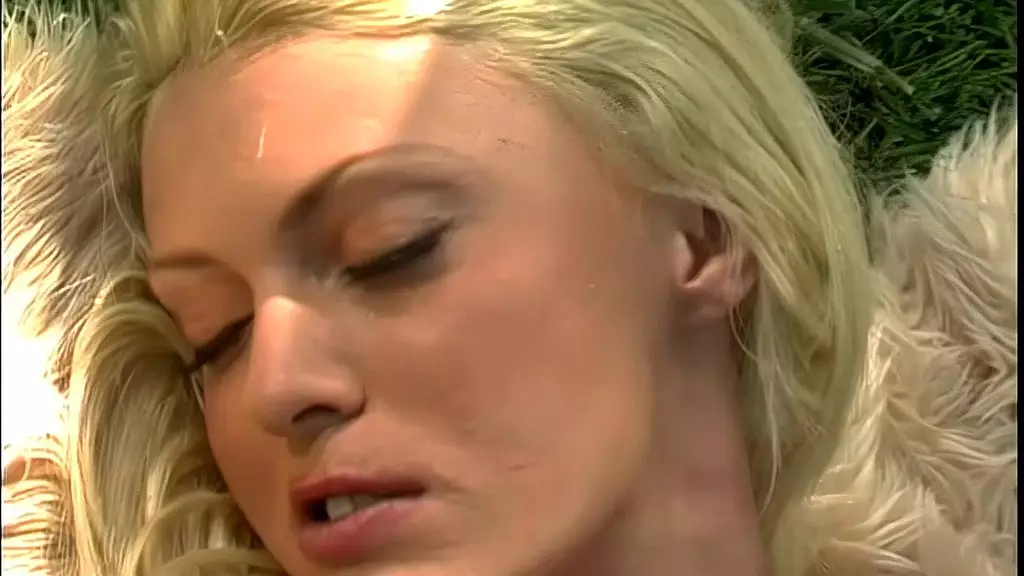 У этого доктора дома есть медсестра у постели, поэтому его потребности всегда удовлетворяются