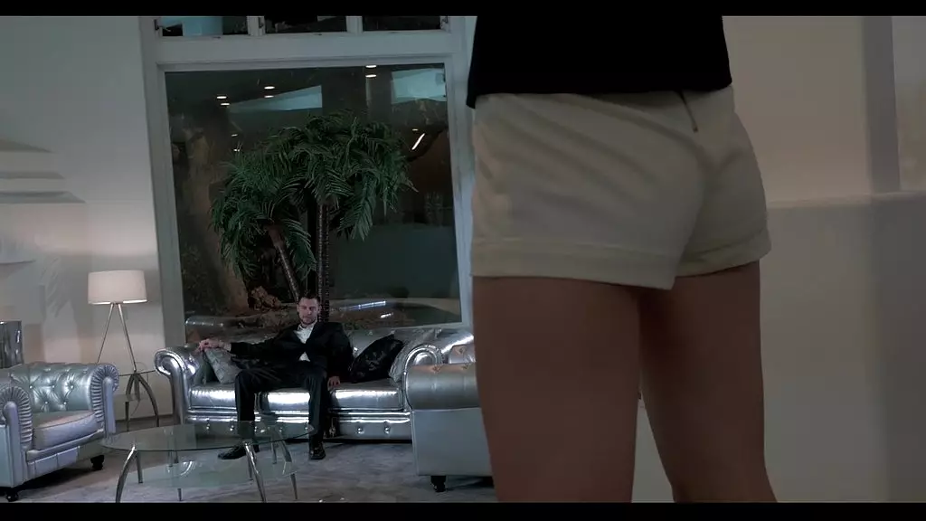 аспен ора возбуждена и остается дома одна, а затем ее трахают на диване