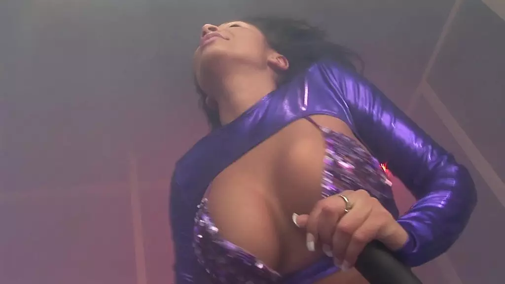 велосипедистка в фиолетовом латексе трахается в клубе