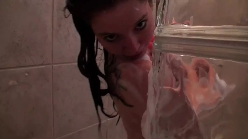 Стейси Саран оттягивает трусики в сторону, чтобы трахнуть незнакомца в маске