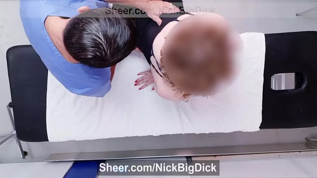 массажистка делает массаж после массажа невероятной натуральной цыпочке