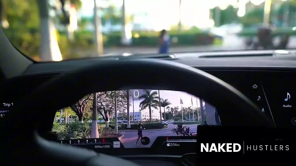 толстая латиноамериканская крутая сучка трахается на заднем сиденье Escalade с футболистом