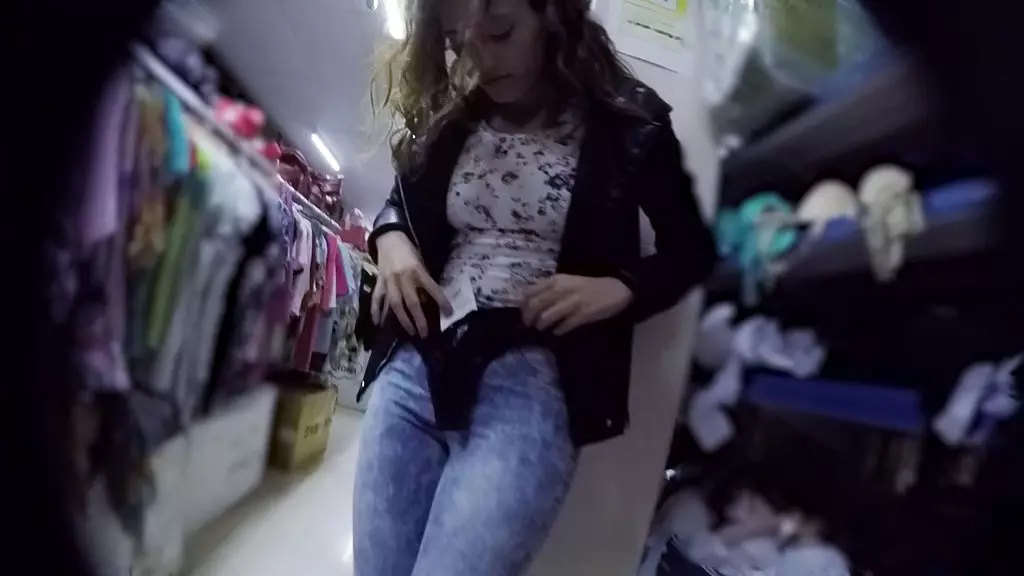 я voy de compras con la amiga de mi novia y esta chica me la follo dentro de la Tienda