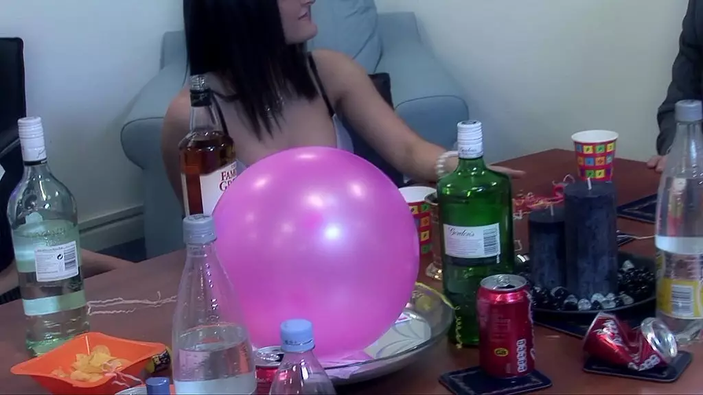 синди бер и шарон пинк трахают сперму из своих членов вчетвером