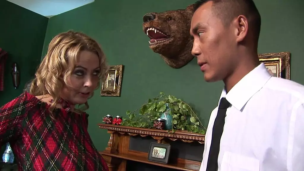 блондинка с большими сиськами Алексис Мэй получает азиатскую задницу, трахающуюся в нижнем белье