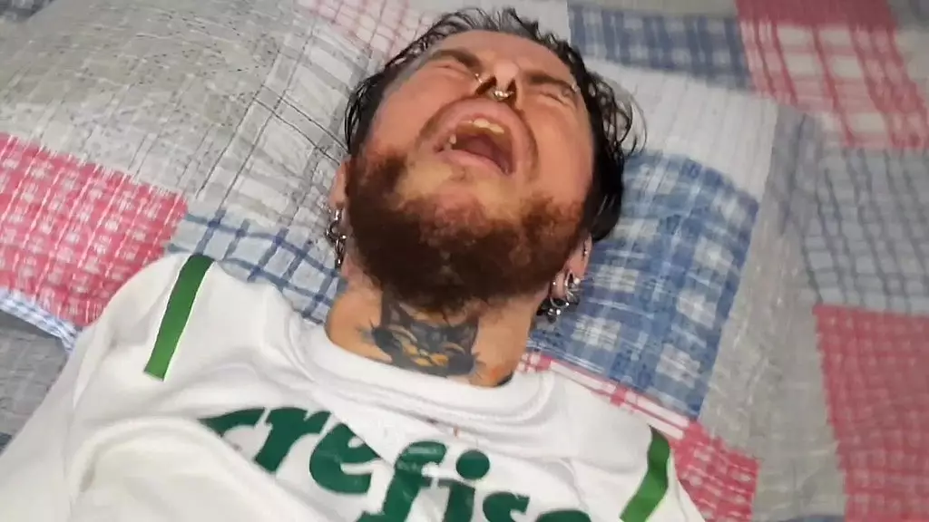 descobri que meu colega de quarto e homem trans e comi sua buceta