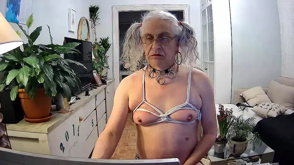 рабыня carlatx с веревочным бюстгальтером