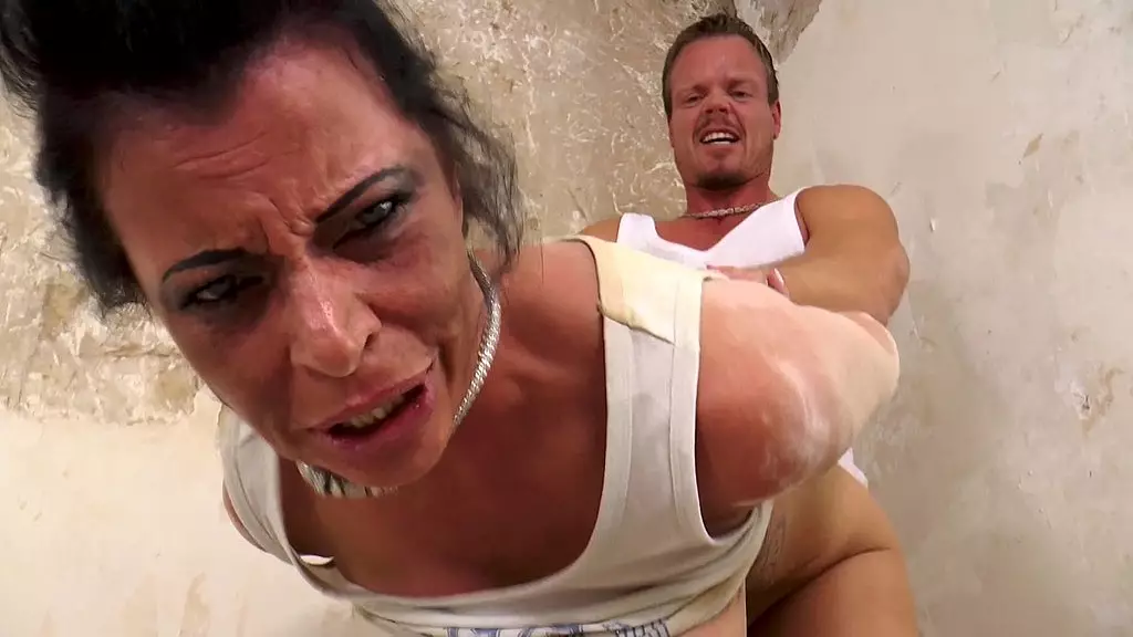 sie ist schon in voller erwartung, der bau ist in arbeit und die fotze nass .. da machts das ficken doppelt spass ... schaut ihnen zu 