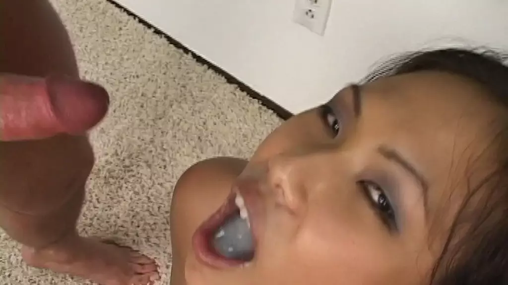 Вероника Линн, une jument chaude aux racines asiatiques, reste Fermee avec les deux jambes, mais elle ouvre la bouche grande ouverte, чтобы получить вознаграждение .. ma bouche d abord