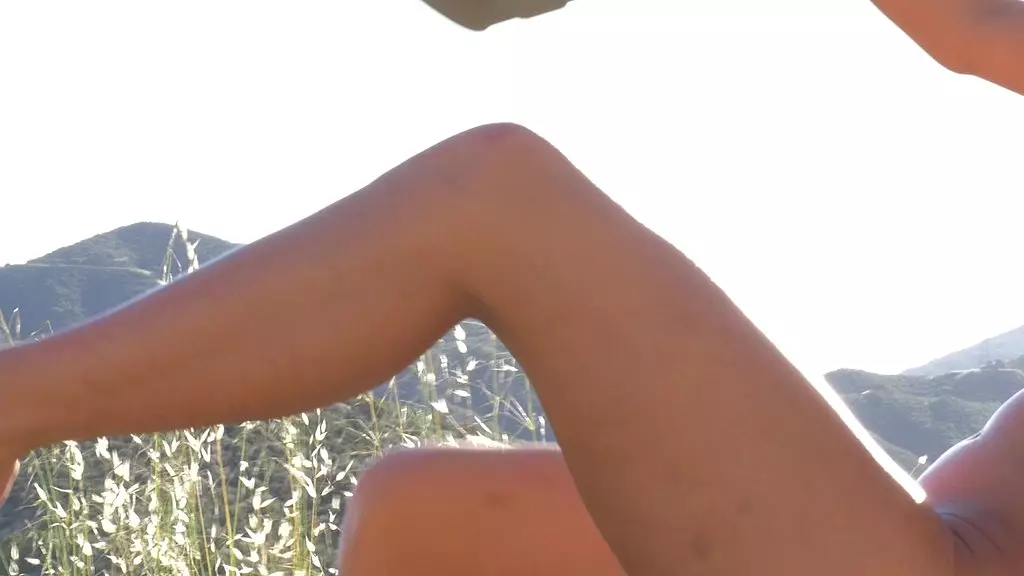 алая красотка мастурбирует под заходящим летним солнцем