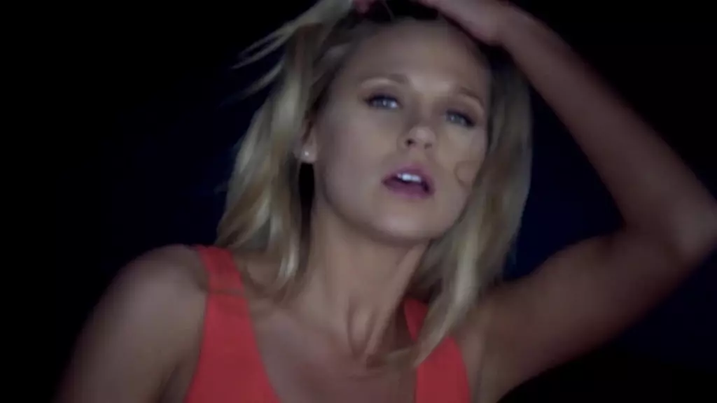 Скарлет Ред любит смотреть, как ее парень кончает на ее потные сиськи