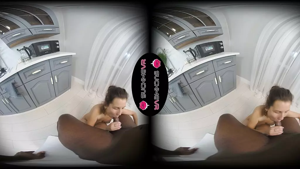 белая девушка Тайс Мерседес наслаждается своим первым большим черным членом в виртуальной реальности