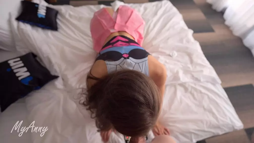 моя горячая сводная сестра любит быть маленькой шлюхой