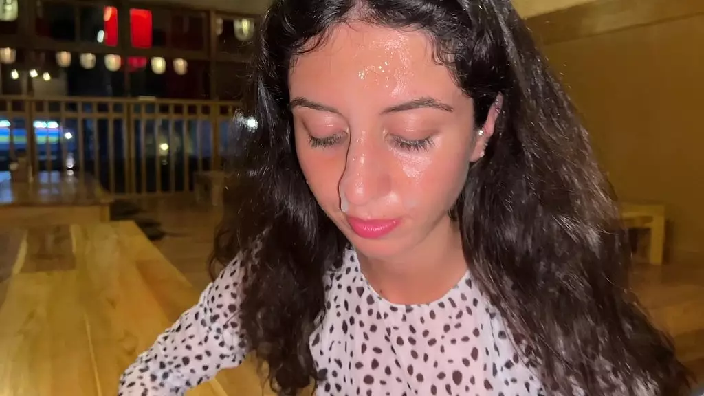 рискованный минет в общественном туалете кафе и поедание суши с окончанием на лице мукбанг