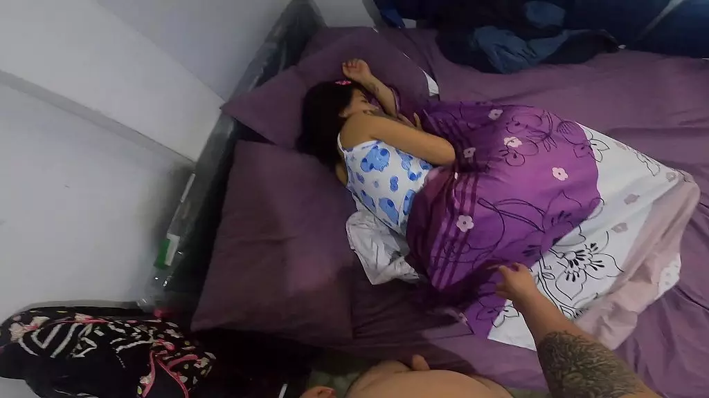 estoy descansando en la cama и me encanta que mi novio me despierte a follarme