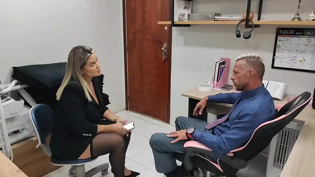 пойманная камерами магазина, когда я подбирала стаканы, я предложила свою задницу начальнику службы безопасности в обмен на молчание и отсутствие ареста. luna oliveira e vagninho