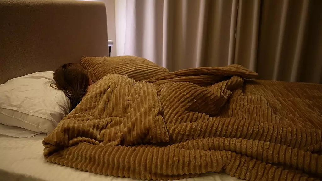 любительская студенческая пара занимается нежным вечерним сексом (видео с лицом)