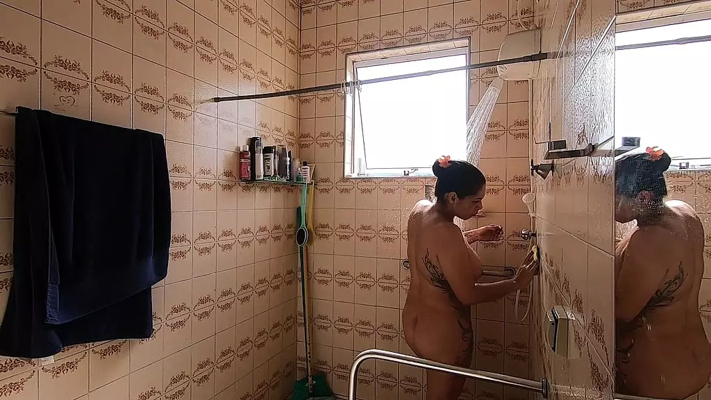 espiando minha vizinha tomar Banho ela me pegou gostou e me chamou para entrar