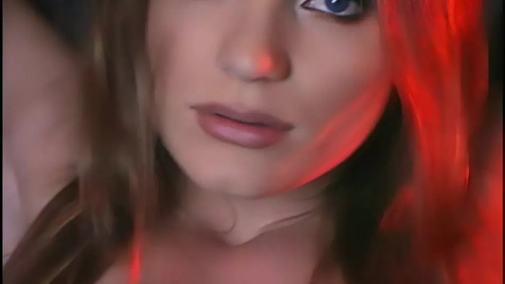 днем в церкви можно увидеть много застегнутых на все пуговицы людей, но когда солнце садится, скамьи пустеют