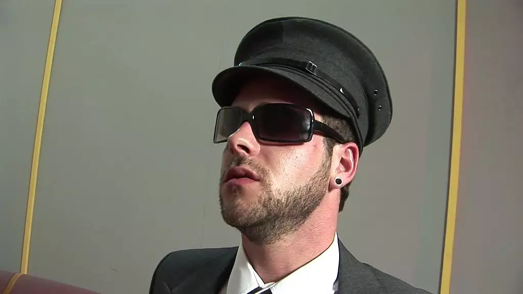 чувак не снимает рубашку и галстук, пока трахает женщину в машине