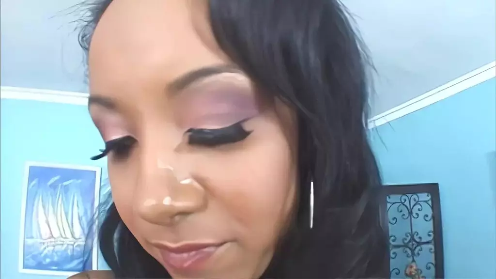 брюнетка с большой грудью Малия Лав играет