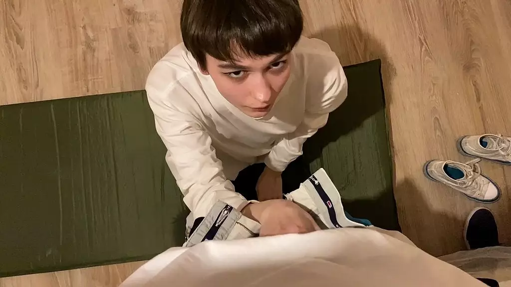 очень молодая миниатюрная девушка сосет большой сильный член