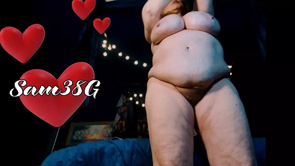 ничего не подозревающая великанша милф Саманта 38г наносит лосьон