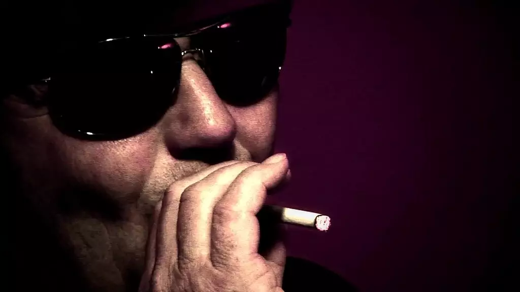 elle brooks намазывается маслом и принимает в свою задницу весь член, который может