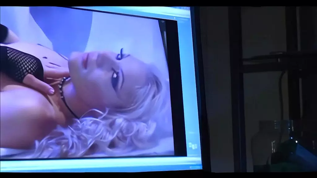 брюнетка-мамочка с большими сиськами в нижнем белье сосет и трахается в баре