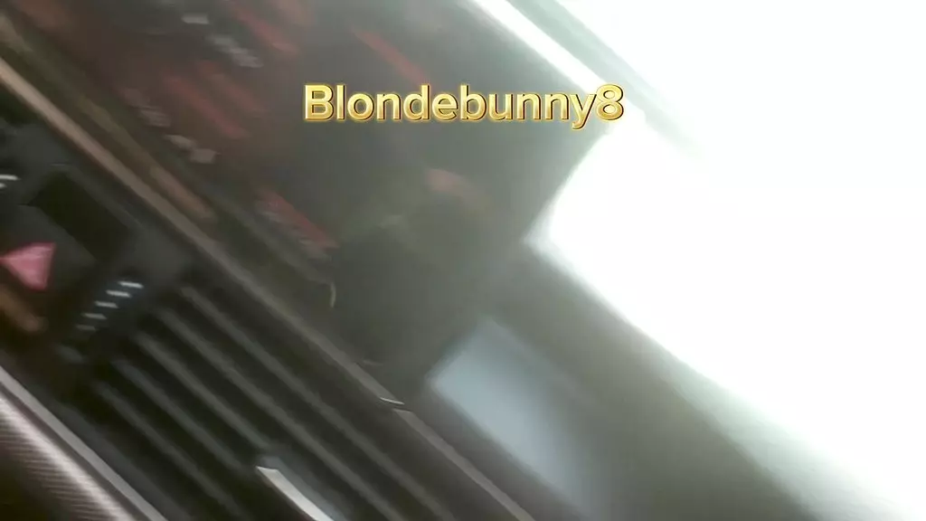 тру свой гигантский клитор в машине на парковке днем, а мимо проходят люди