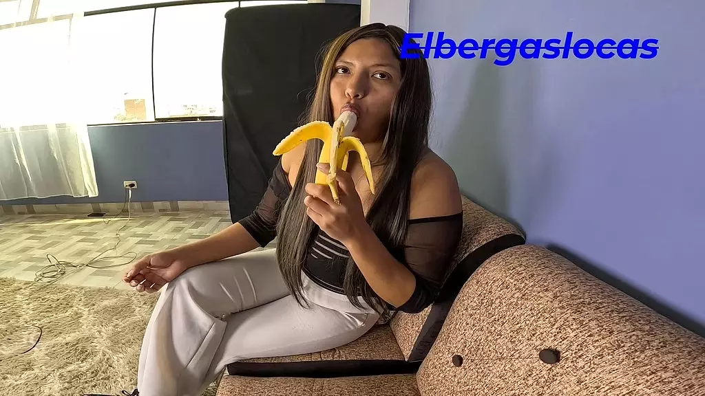 mi madrastra me ensenara como es que se coje con una milf tetona y culona, apenas pude soportar sus sendones tan sensuales