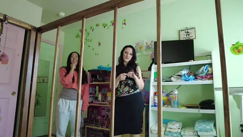 2 воспитателя abdl наблюдают, как ты пачкаешь подгузник в кроватке Кэролайн Пирс