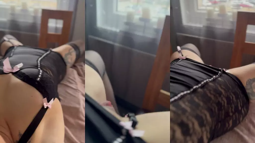 blondebunny8 - шоу в окне для соседей