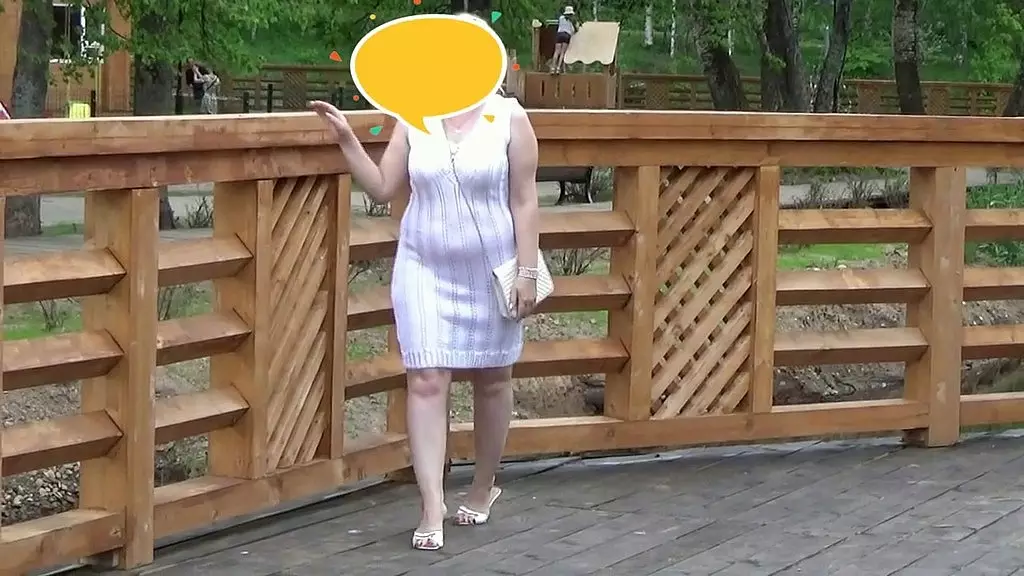 милф в парке, демонстрирующая свою пизду на скамейке