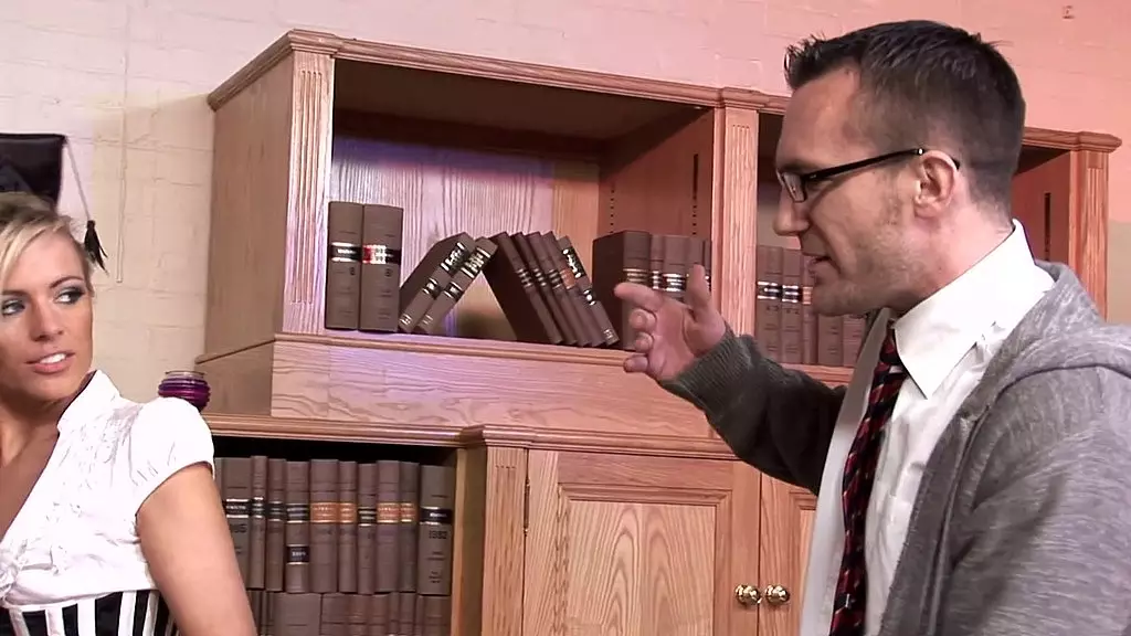 Анна Ловато демонстрирует своим ученицам, как трахать пизду дилдо