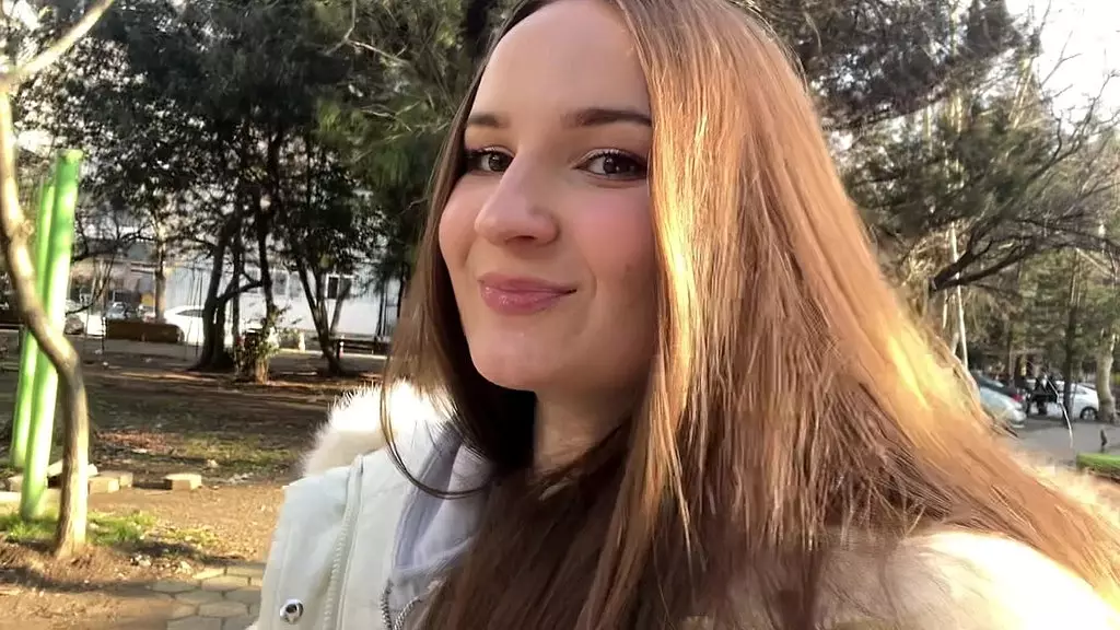 просто гуляет со спермой во рту