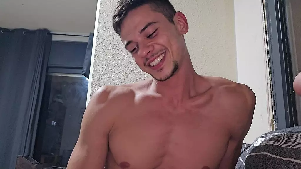 она заставляет меня делать римминг, и я в итоге кончаю ей в задницу