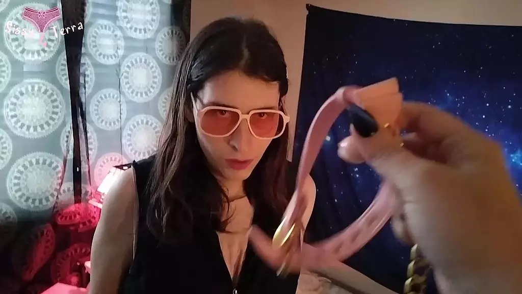 Переодетая собачка играет у моих ног