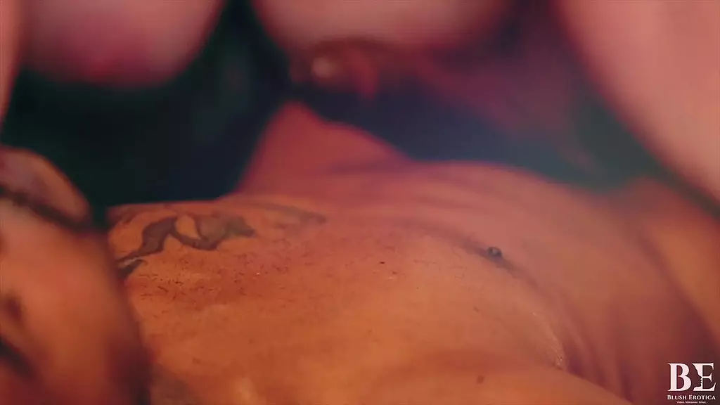 гильф межрасовый массаж Авалон Дрейк и Крис Кардио румянец эротика