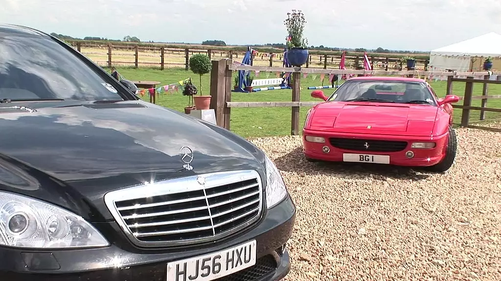 Луна Люкс облизывает клитор Виктории Роуз, пока ее трахают в задницу