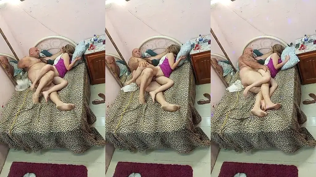 essa loirinha de 24 anos ela gosta de fazer gostosinho ---mas tem que ser de conchinha