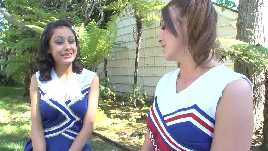 Дженна Роуз и Лилли Эванс облизывают щели друг друга после репетиции чирлидинга