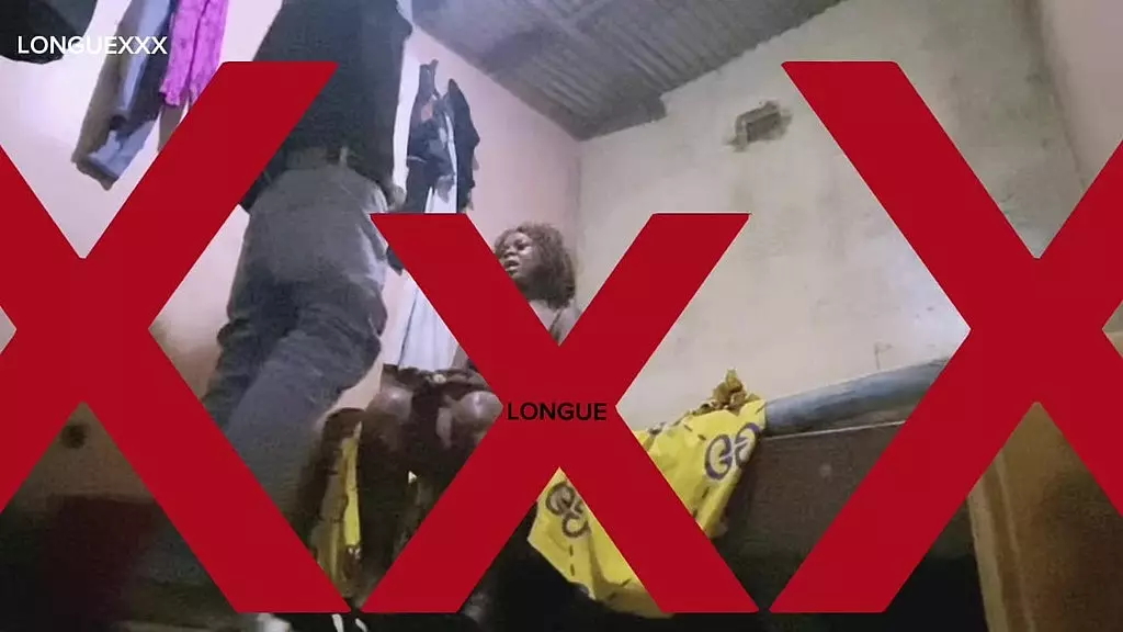 принимает длинный член во время мини-траха